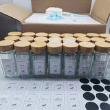 Un juego de 12/6 tarros de especias de vidrio cuadrado con tapas de madera, recipientes de vidrio resistentes al óxido con tapas de rosca, botellas de condimento con patrón para la organización de la cocina.