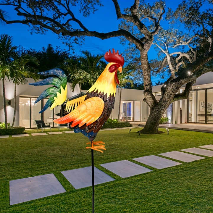 Adorno de Gallo con Plumas en Degradado Solar - Escultura y Luz Solar para Exteriores, Ideal para el Día de la Madre. Peineta roja impresionante, alas naranjas y cola verde. Diseño versátil para terraza, césped o escritorio que combina encanto rural con