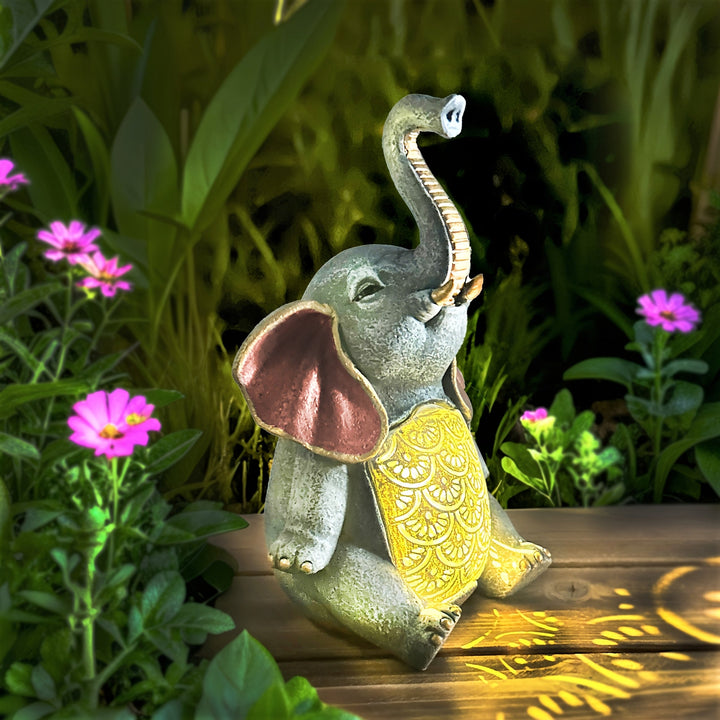 1 pieza de luz de jardín de elefante XXOASIS con energía solar, estatua de resina con orejas y trompa rojas, IP44, resistente al agua, para exteriores, decoración de paisajes, jardines, patios, jardines - Ideal para regalos de cumpleaños, Día de San Vale