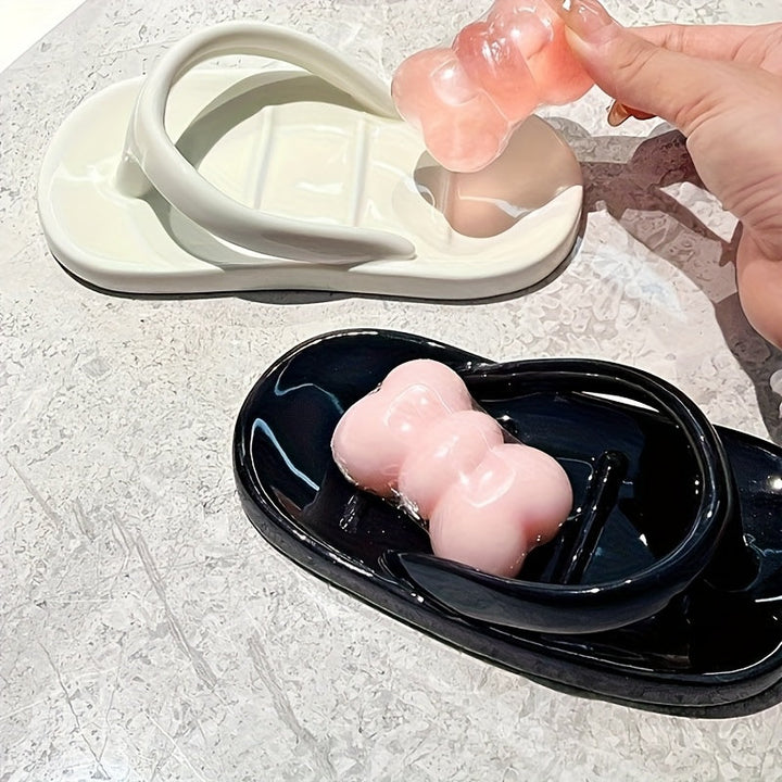 Plato de Jabón Cerámico con Diseño Original en Forma de Chancla - Interior y Exterior Blanco, Alberga Múltiples Barras, Decorativo y Práctico para el Baño, Regalo Perfecto para las Fiestas