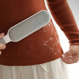 Una cepillo de doble lado para recoger pelo de mascotas y polvo, diseñado para limpieza electrostática manual. Hecho de polipropileno duradero, se puede utilizar en ropa, sofás, muebles, ropa de cama y alfombras sin necesidad de electricidad.