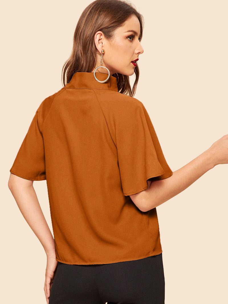 Blusa de cuello alzado con lazo delantero de manga plisada