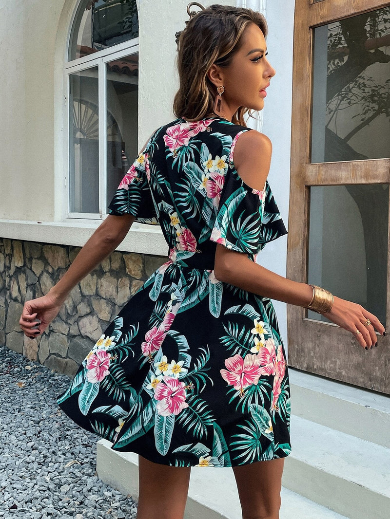 VCAY Vestido con cinturón con estampado tropical de hombros descubiertos