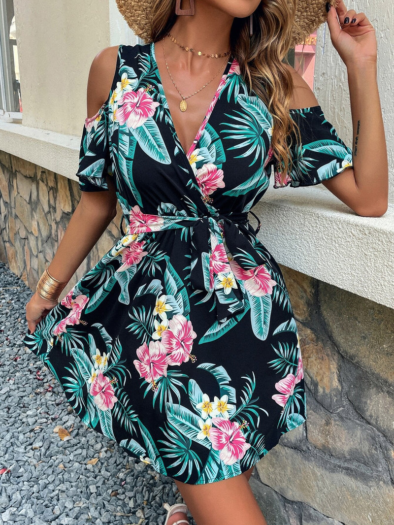 VCAY Vestido con cinturón con estampado tropical de hombros descubiertos