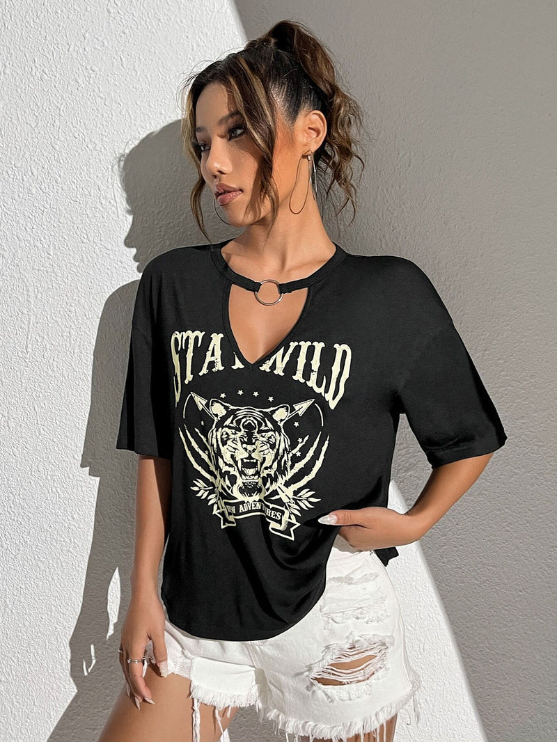 Camiseta con estampado de tigre y letra de cuello con abertura de ojo