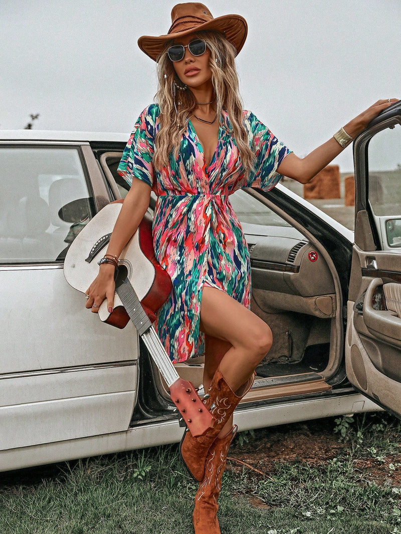 Vestido bajo cruzado con estampado de tie dye de manga murcielago de cuello profundo