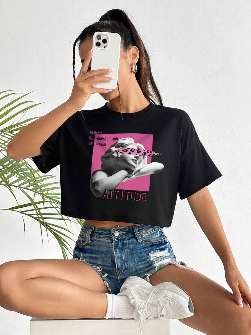 Camiseta crop con estampado de figura y letra de hombros caidos