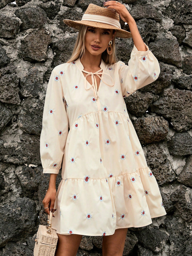 Frenchy Vestido smock con bordado floral de cuello con cordon bajo con fruncido