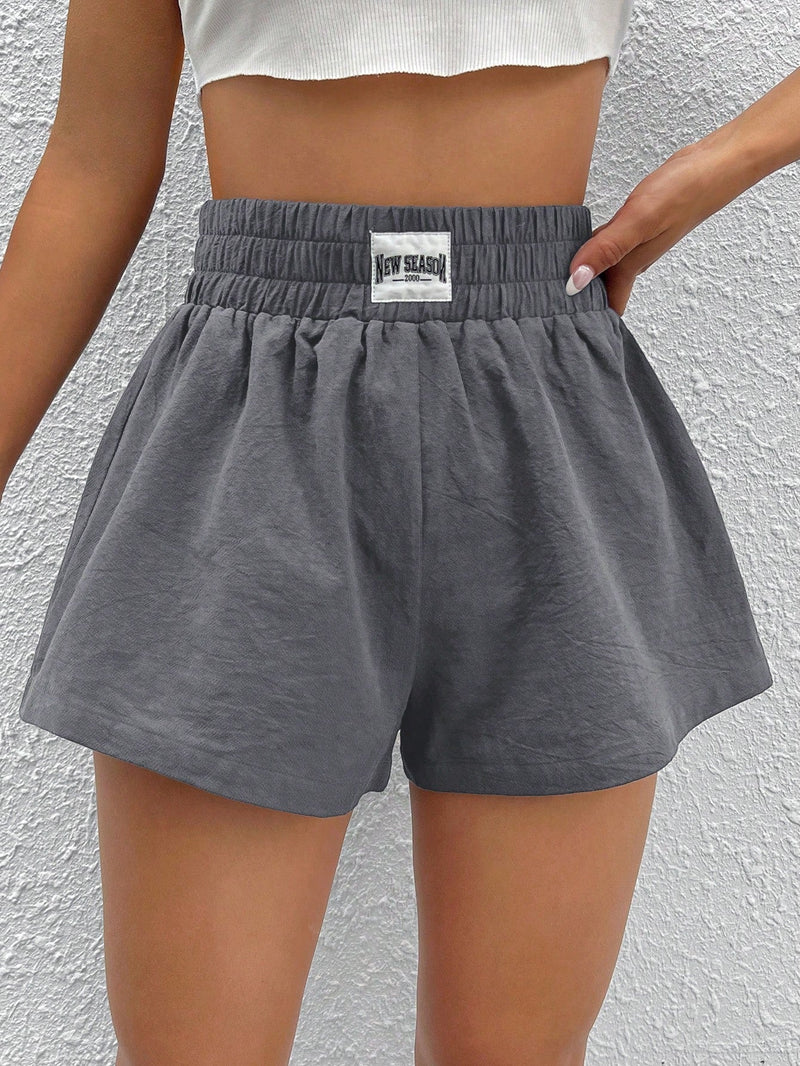 Shorts de pierna ancha con diseno de parche de letra