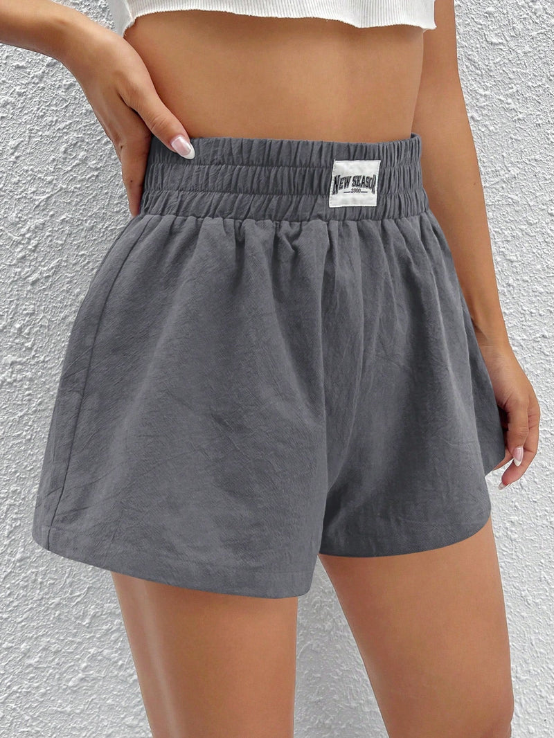 Shorts de pierna ancha con diseno de parche de letra