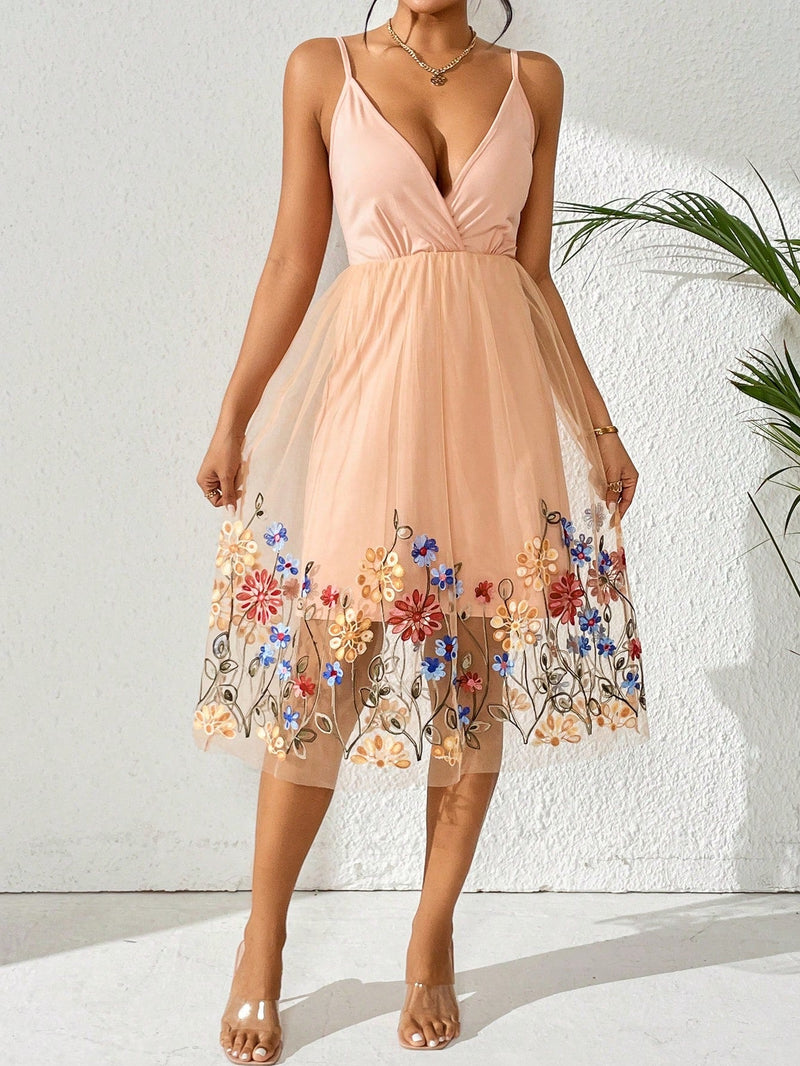 Vestido de tirantes con bordado floral con malla