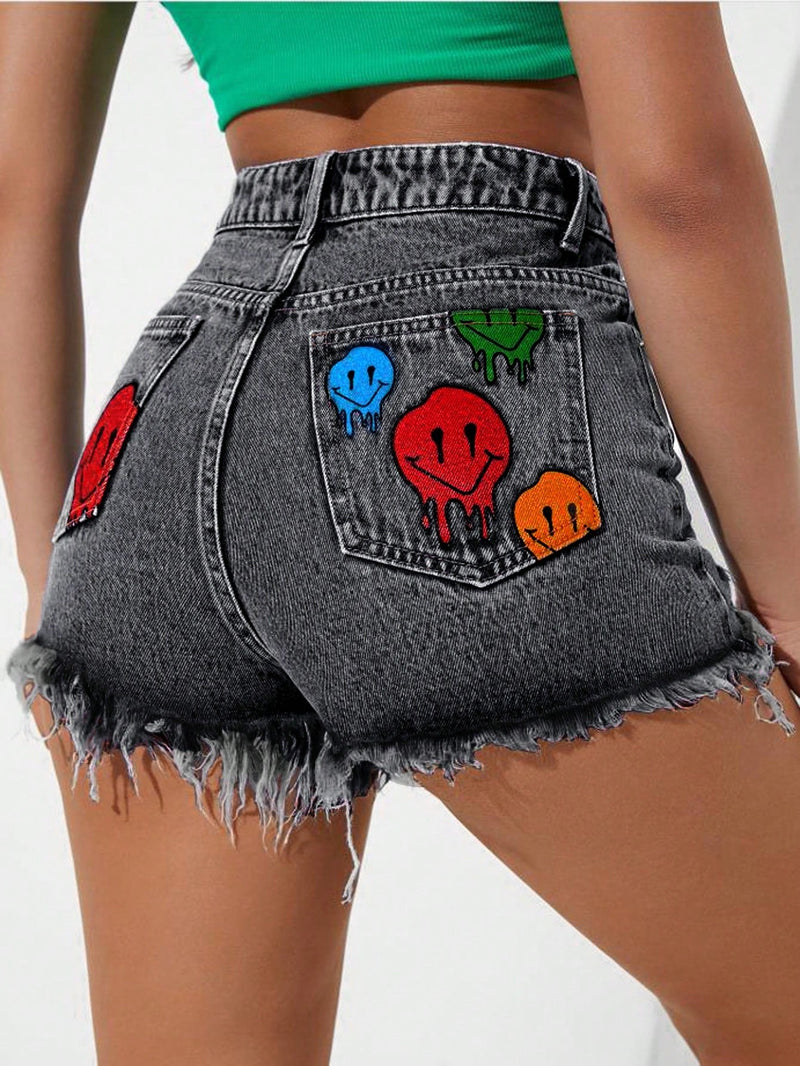 Shorts en mezclilla con estampado de cara de dibujos animados bajo crudo