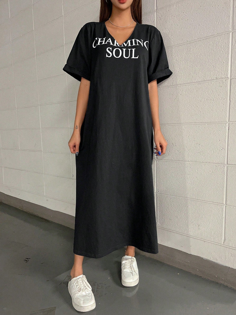 DAZY Vestido estilo camiseta con estampado de letra de muslo con abertura