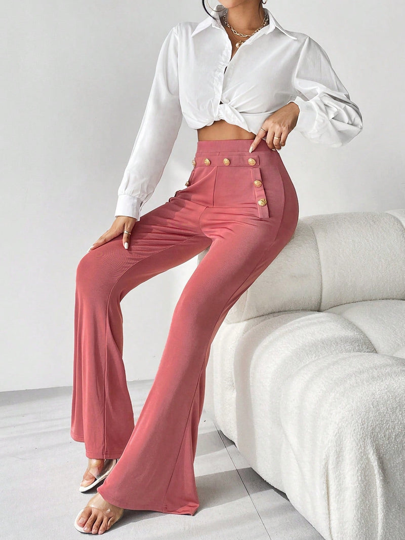 Pantalones acampanados con diseno de boton