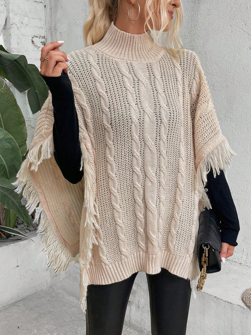 LUNE Poncho cuello alto ribete con fleco tejido de cable