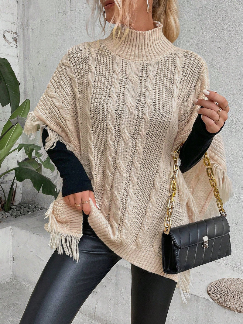 LUNE Poncho cuello alto ribete con fleco tejido de cable