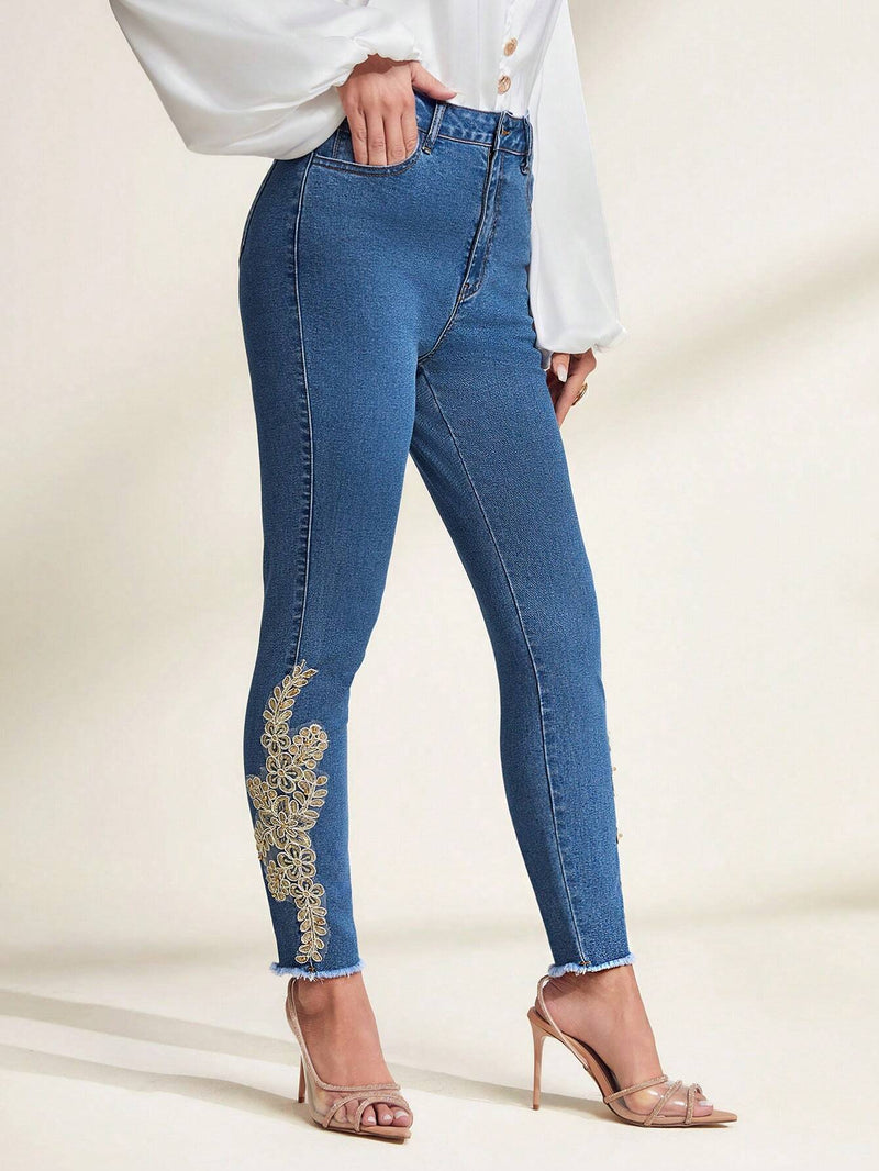 Prive Jeans ajustados con dobladillo sin rematar y parche floral