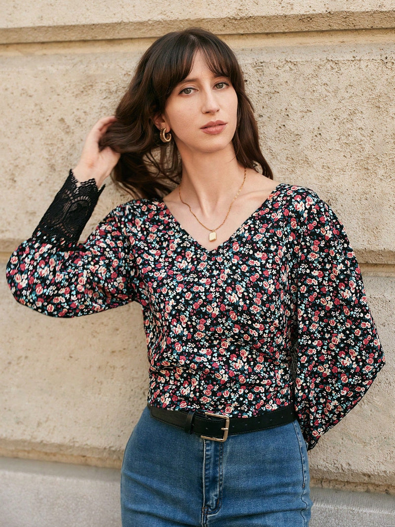 Frenchy Blusa con lazo en la espalda y encaje en contraste con estampado floral de florecitas