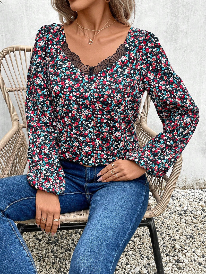 Frenchy Blusa con estampado floral ribete con encaje de manga farol