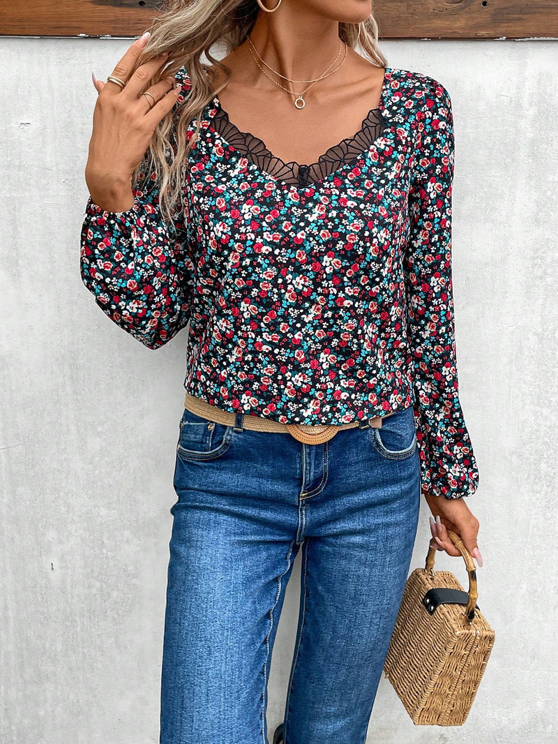 Frenchy Blusa con estampado floral ribete con encaje de manga farol