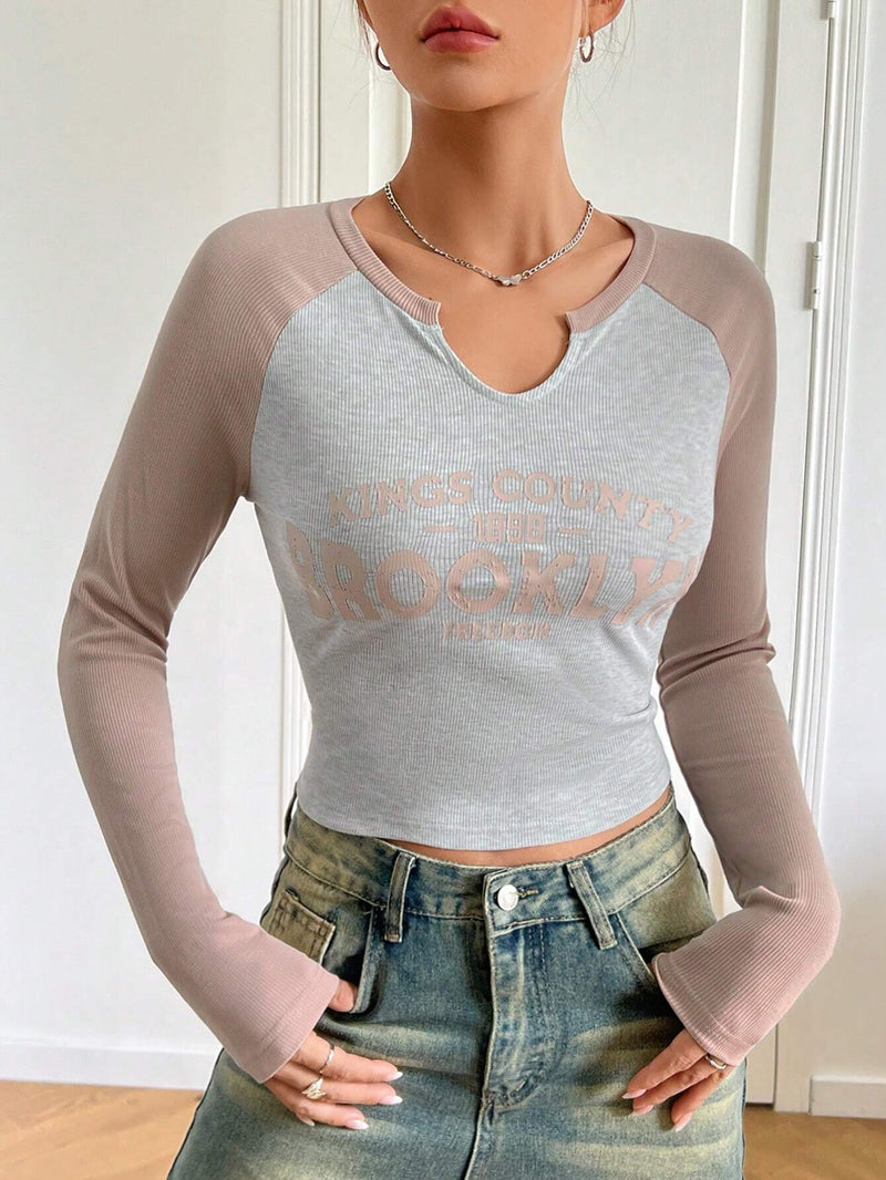 Camiseta con estampado de letra de cuello de muesca de manga raglan