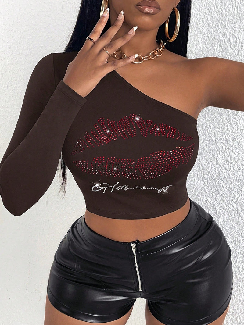 Slayr Camiseta crop de un hombro con diamante de imitacion labio & con patron de letra