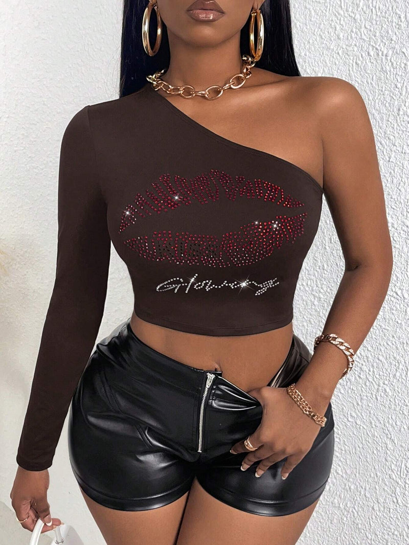 Slayr Camiseta crop de un hombro con diamante de imitacion labio & con patron de letra