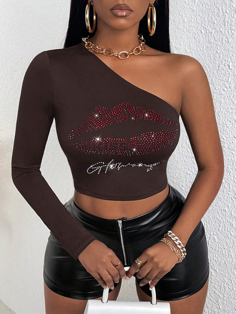 Slayr Camiseta crop de un hombro con diamante de imitacion labio & con patron de letra