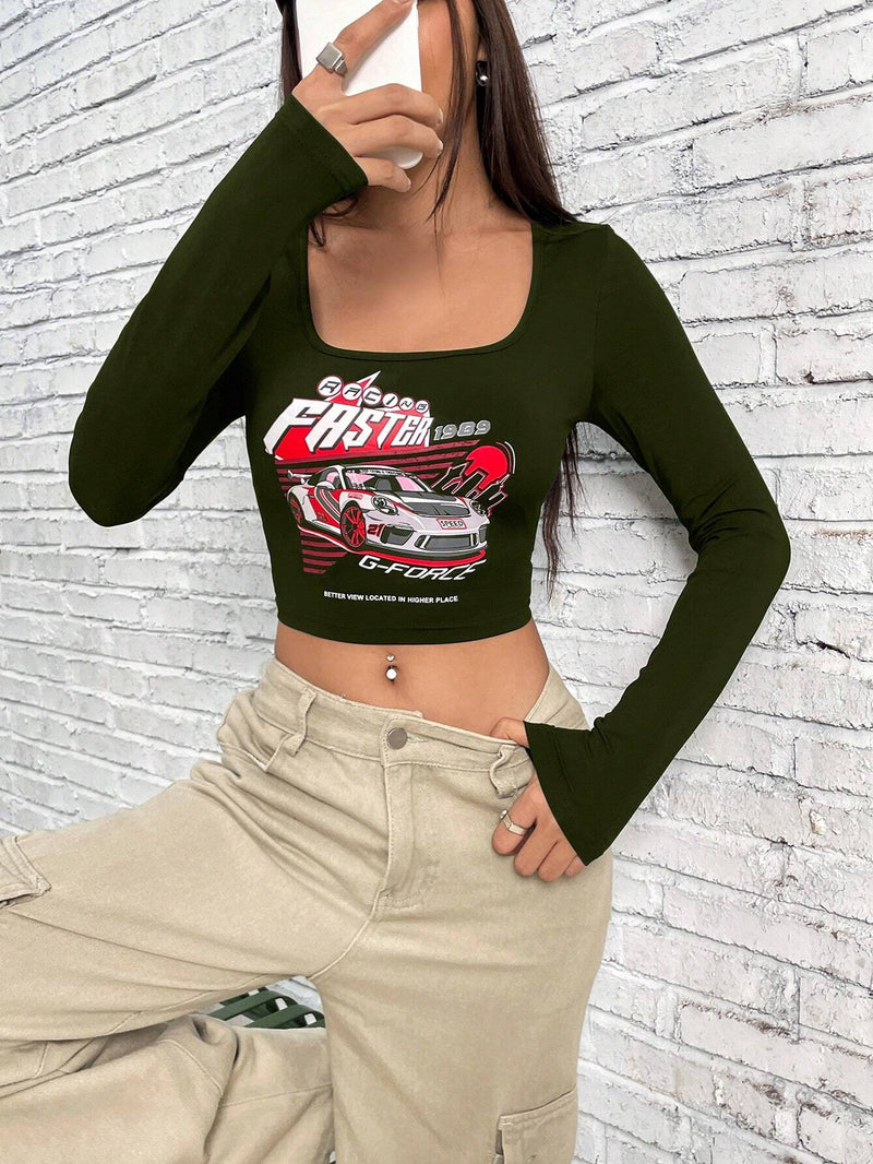 Camiseta crop con estampado de coche y letra