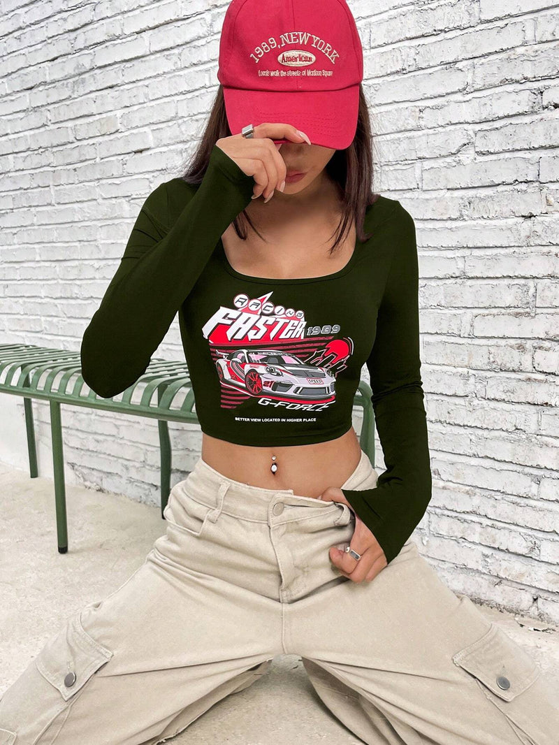 Camiseta crop con estampado de coche y letra