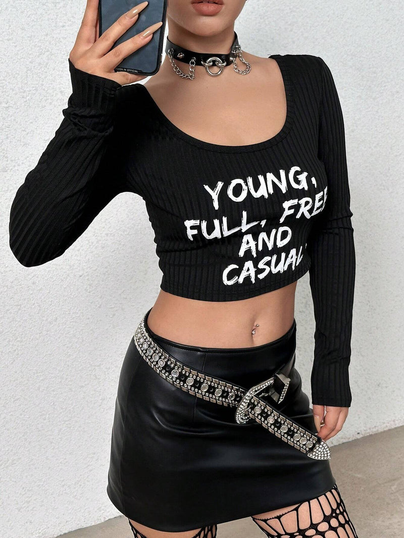 Camiseta crop con estampado de slogan de cuello scoop