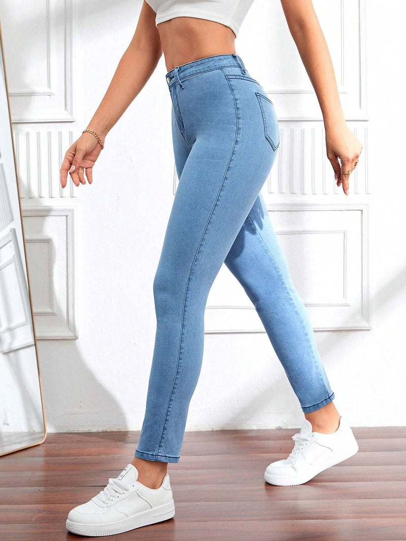 Jeans ajustados con bolsillo oblicuo