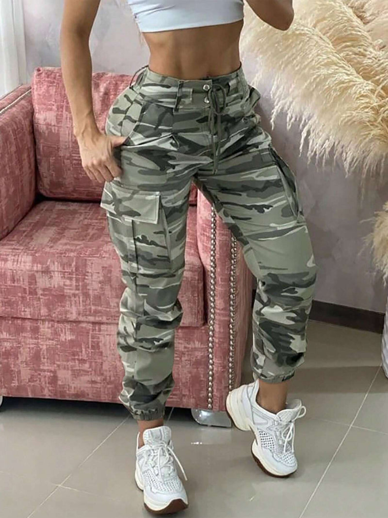 Pantalones cargo con estampado de camuflaje con bolsillo con solapa de cintura con cordon