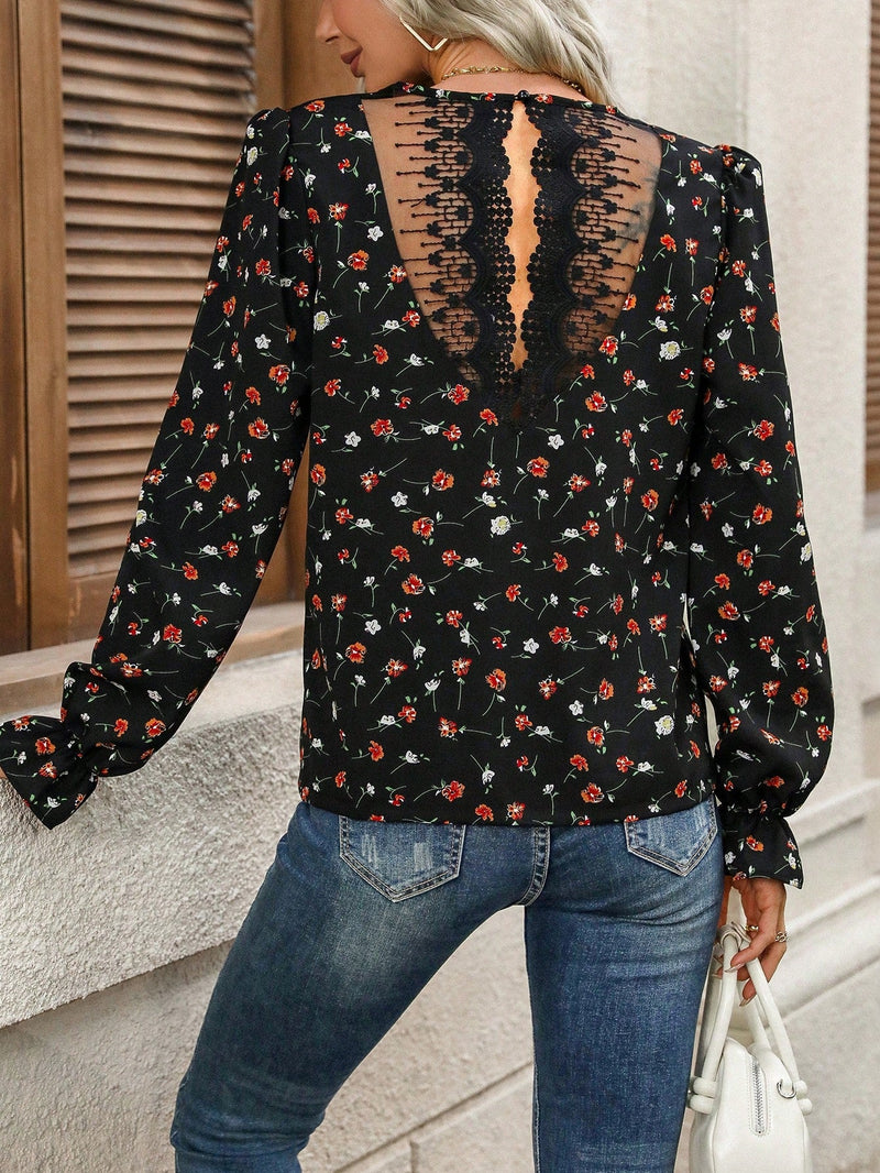 Frenchy Blusa Floral Con Panel De Malla Bordado En La Parte Posterior