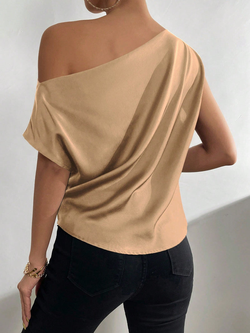 Blusa unicolor de cuello asimetrico fruncido de saten