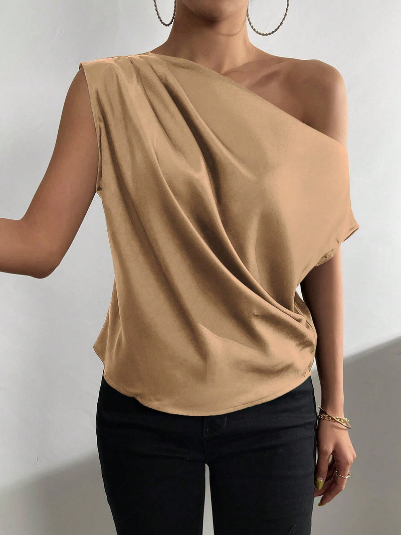 Blusa unicolor de cuello asimetrico fruncido de saten