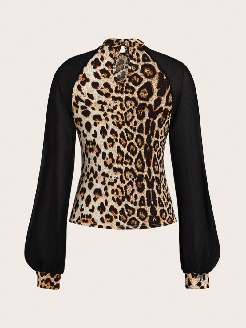 Lady Top con estampado de leopardo de malla en contraste de manga farol de cuello alto