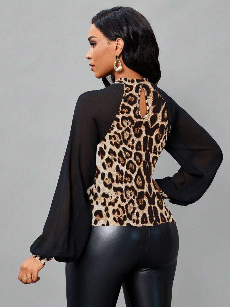 Lady Top con estampado de leopardo de malla en contraste de manga farol de cuello alto