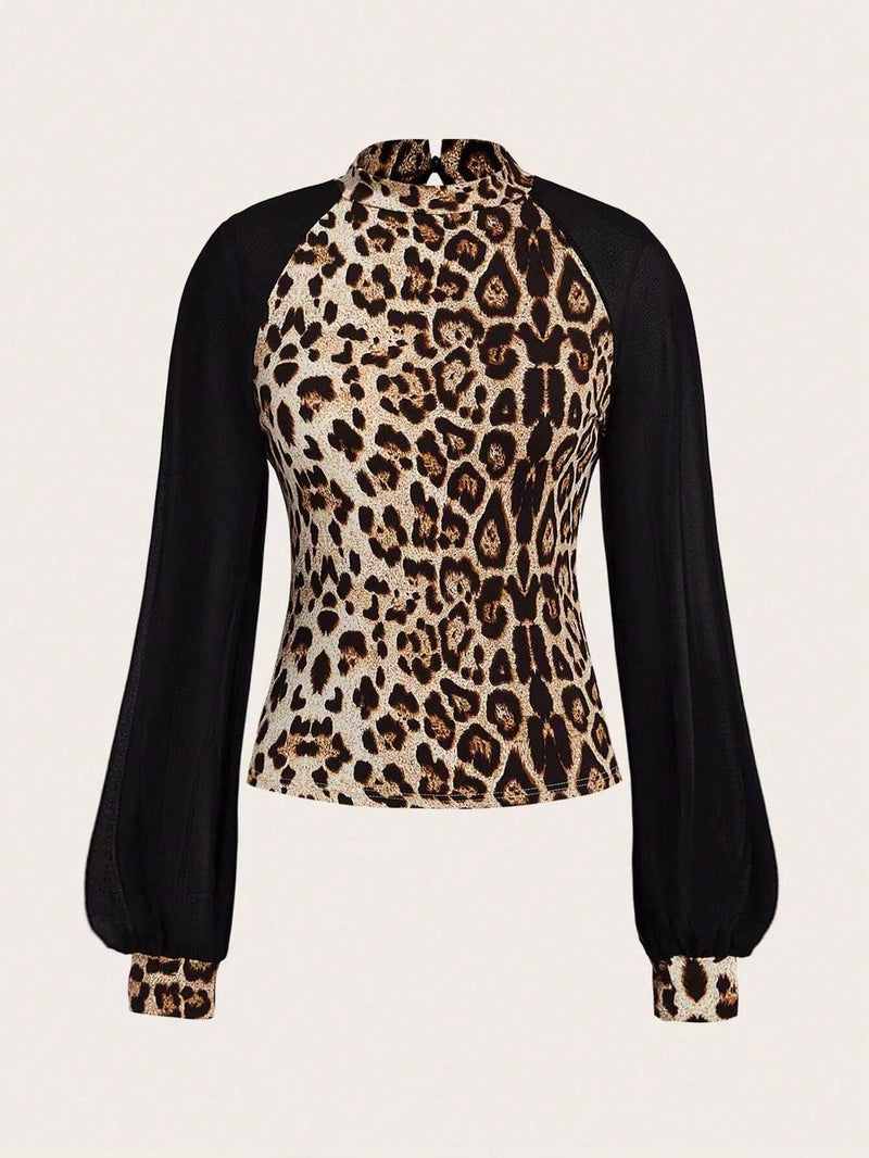 Lady Top con estampado de leopardo de malla en contraste de manga farol de cuello alto