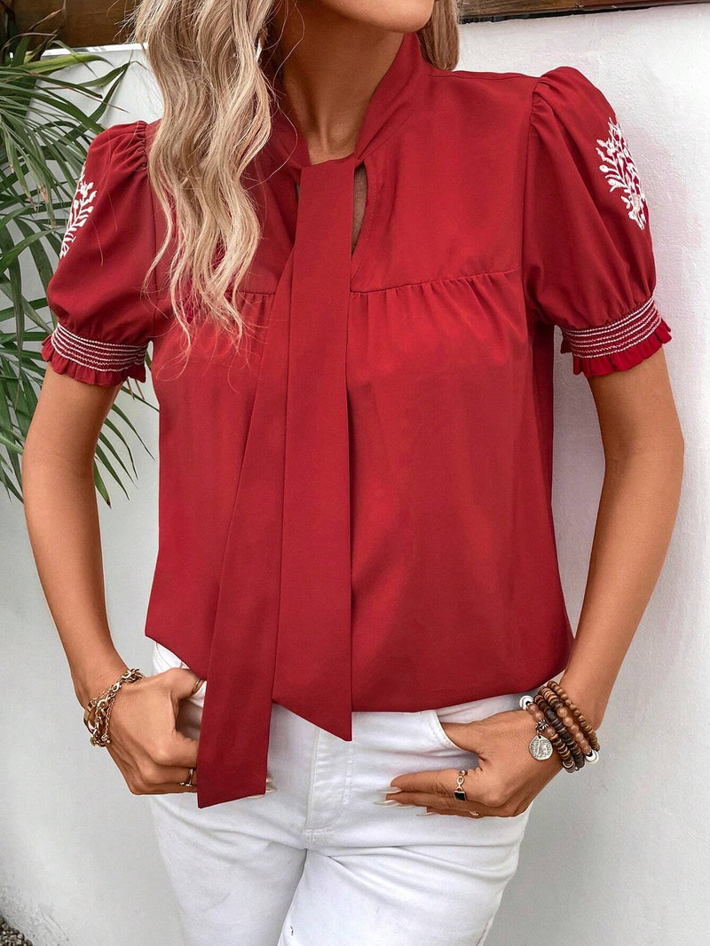 Blusa De Manga Corta Abullonada Bordada Con Escote Anudado Para Mujer