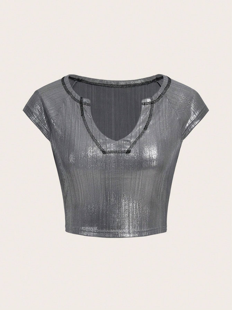 Camiseta Corta Para Mujeres De Ajuste Cenido Con Cuello Con Muesca Y Mangas Raglan