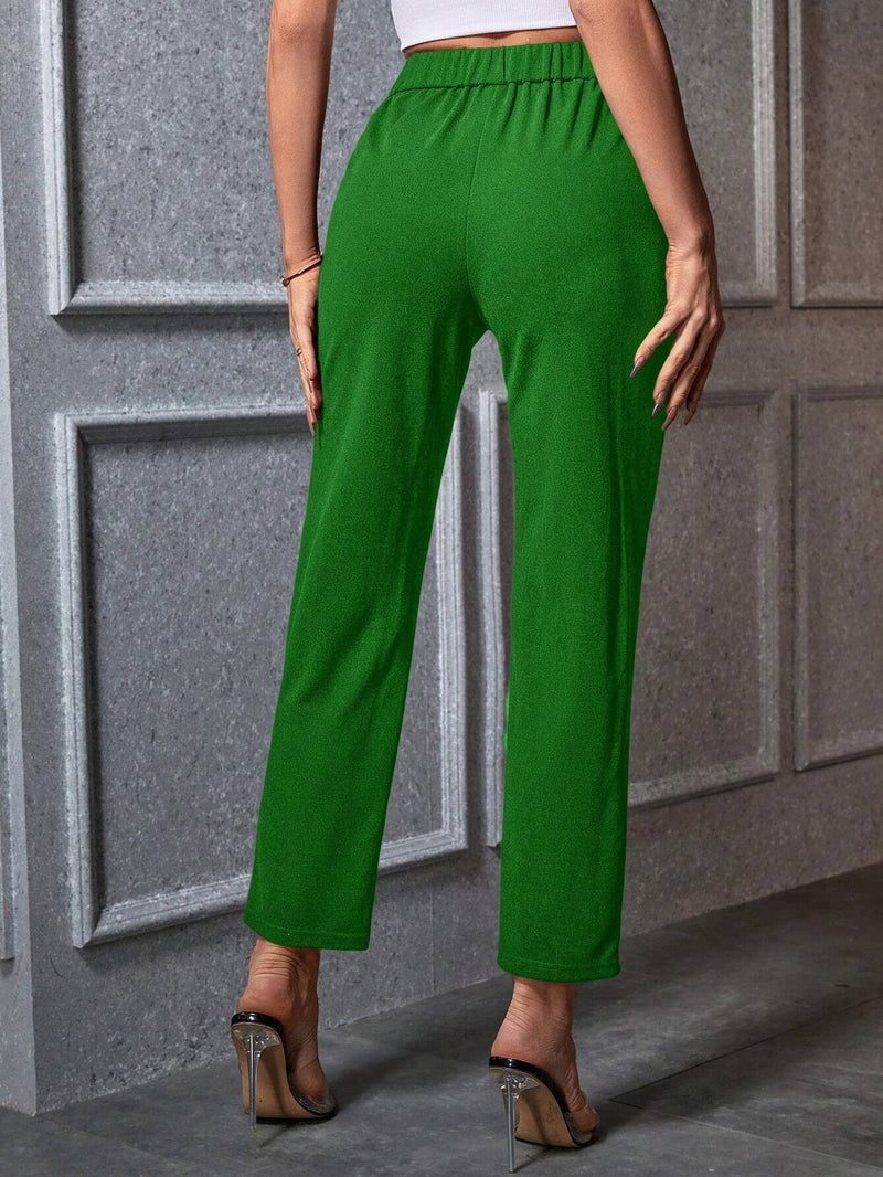 Prive Pantalon Casual Para Mujeres Con Bolsillo Inclinado Con Detalle De Cadena Y Pliegues En Un Corte Recto