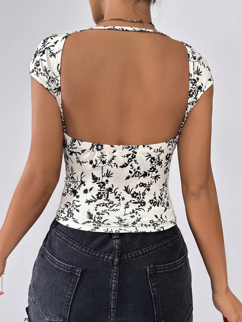 Essnce Linda camiseta de punto entallada con estampado floral y estilo chino para el verano con espalda descubierta