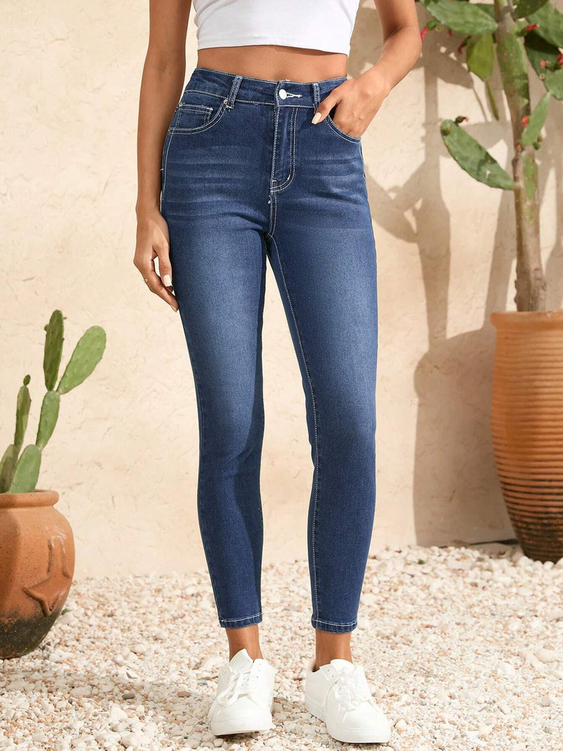 Jeans de mujer casual y sencillos lavados en corte ajustado