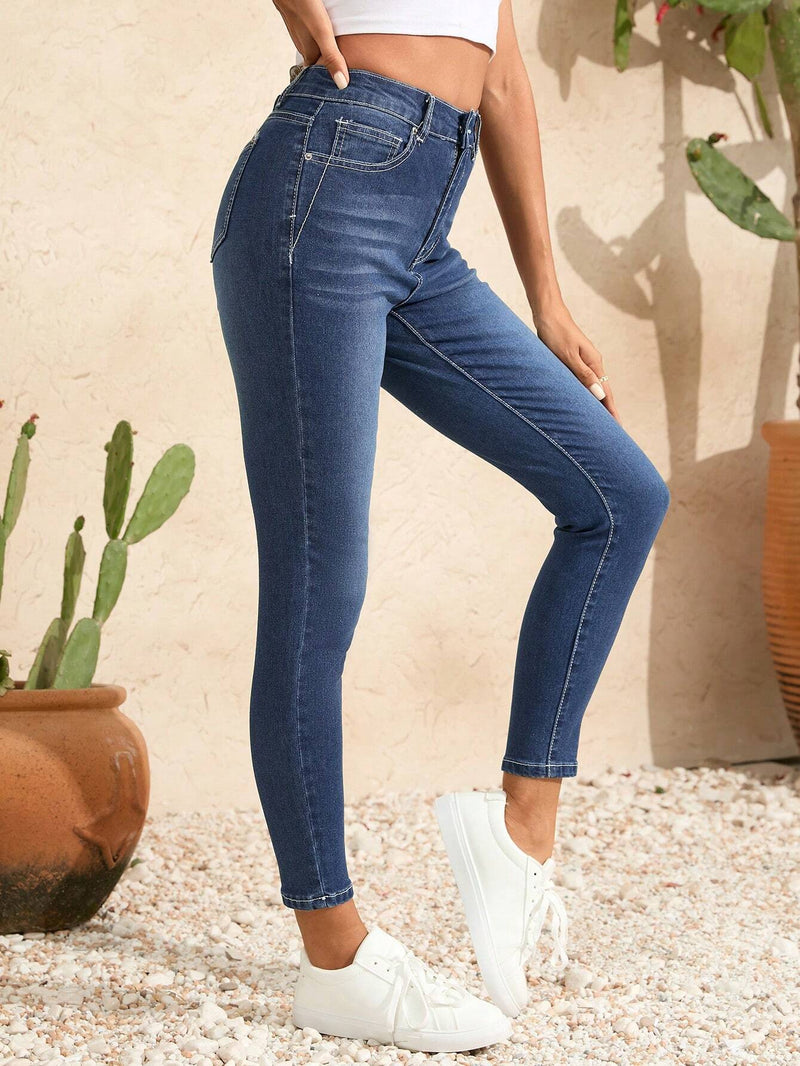 Jeans de mujer casual y sencillos lavados en corte ajustado