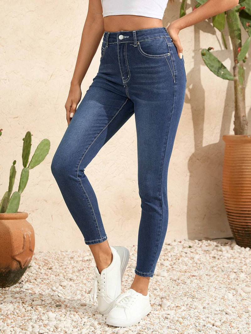 Jeans de mujer casual y sencillos lavados en corte ajustado