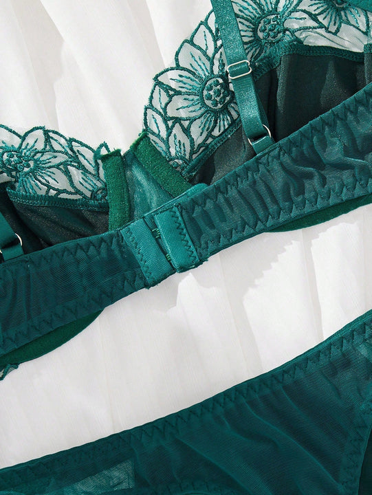 Conjunto de lenceria con encaje y junturas para mujeres atractivas y de moda