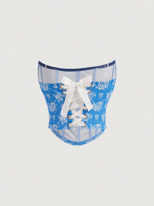 MOD Top corto con corte triangular en forma de banda tejida con patron floral impreso en blanco y azul que moldea la cintura