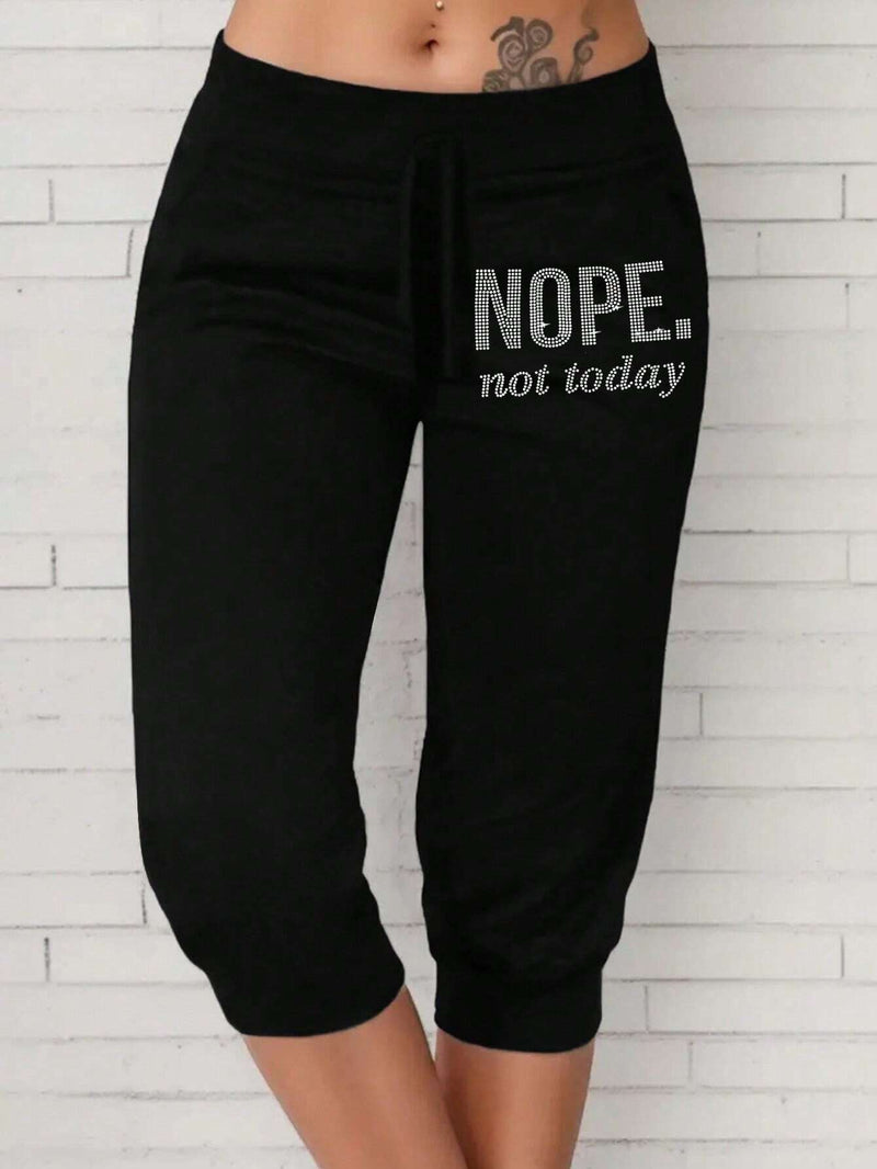 Essnce Pantalones capri negros para mujer con patron de letras