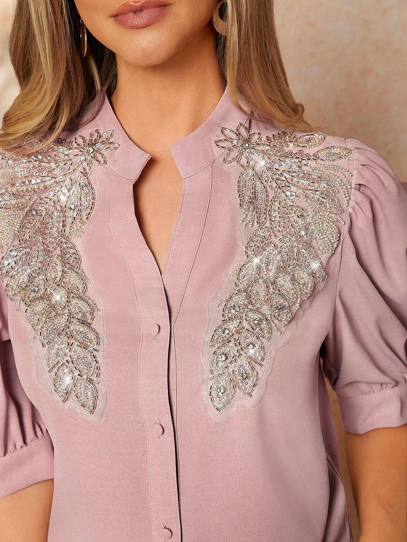 Camisa rosa de mujer con perlas, decoraciones de diamantes de imitacion y apliques, manga abultada y abertura en la parte delantera